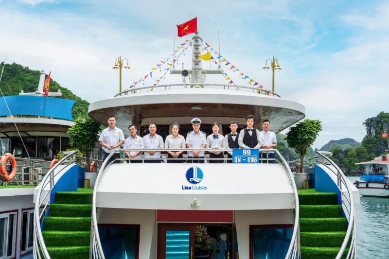 Du thuyền Lisa Cruise trong ngày