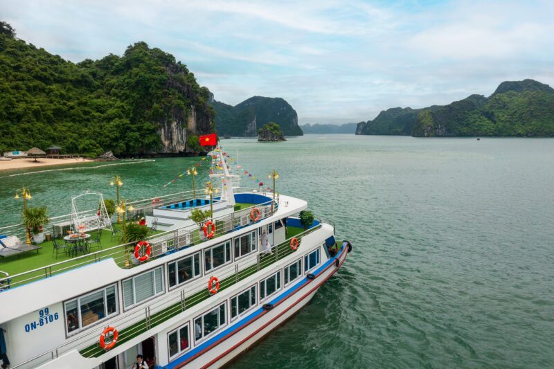 Du thuyền Lisa Cruise trong ngày