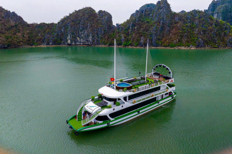 Du thuyền Vera Cruises Hạ Long